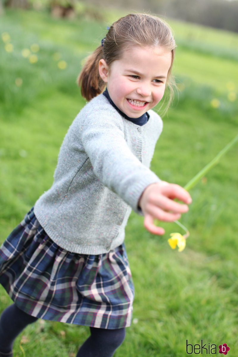 La Princesa Carlota, muy divertida en el campo