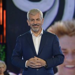 Carlos Sobera muy sonriente durante la gala 1 de 'Supervivientes: Tierra de nadie'