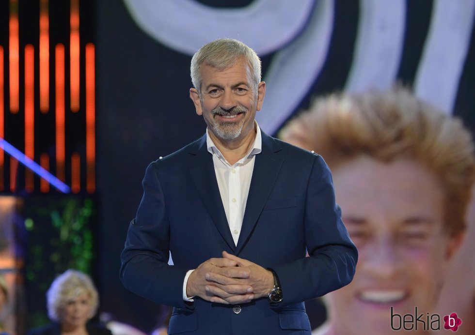 Carlos Sobera muy sonriente durante la gala 1 de 'Supervivientes: Tierra de nadie'