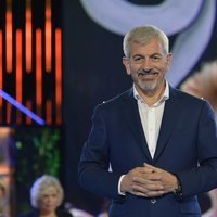 Carlos Sobera muy sonriente durante la gala 1 de 'Supervivientes: Tierra de nadie'