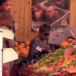 Terelu Campos comprando en el mercado