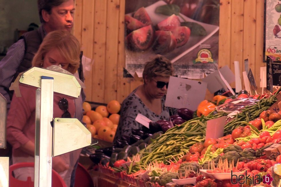 Terelu Campos comprando en el mercado