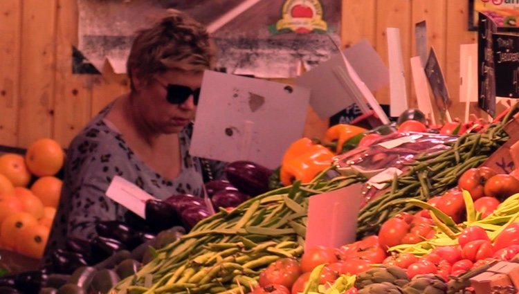 Terelu Campos comprando en el mercado