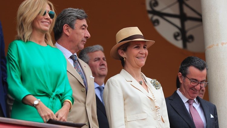 La Infanta Elena mira orgullosa a Victoria Federica de Marichalar en la 34 Exhibición de Enganches