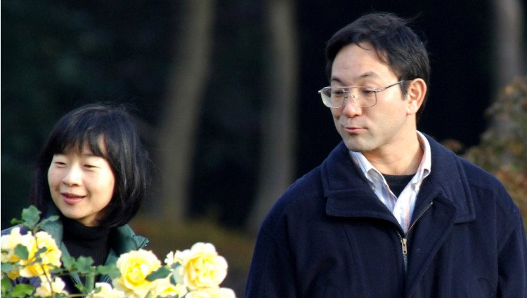 Sayako y Yoshiki Kuroda paseando por un parque de Tokio