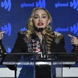 Madonna da un discurso tras ganar el premio en los GLAAD Media Awards 2019