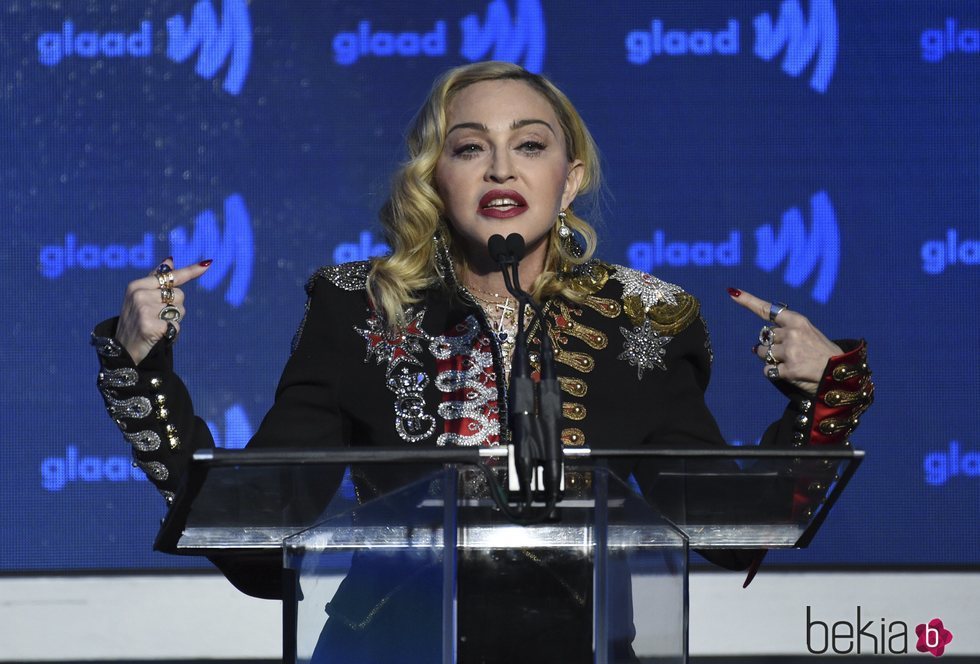 Madonna da un discurso tras ganar el premio en los GLAAD Media Awards 2019