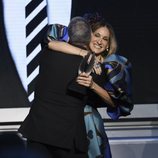 Sarah Jessica Parker entrega el premio a Andy Cohen en los  GLAAD Media Awards 2019