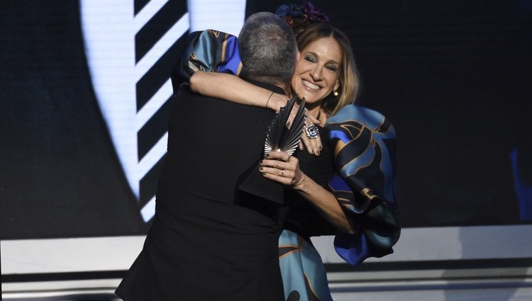 Sarah Jessica Parker entrega el premio a Andy Cohen en los  GLAAD Media Awards 2019