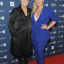 Rosie O'Donnell con su prometida Elizabeth Rooney en los GLAAD Media Awards 2019