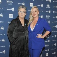 Rosie O'Donnell con su prometida Elizabeth Rooney en los GLAAD Media Awards 2019