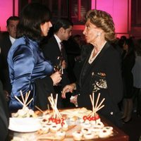 Carmen Martínez-Bordiú y Pitita Ridruejo junto a Carmen Lomana bebiendo