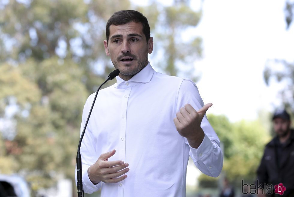 Iker Casillas tras recibir el alta hospitalaria