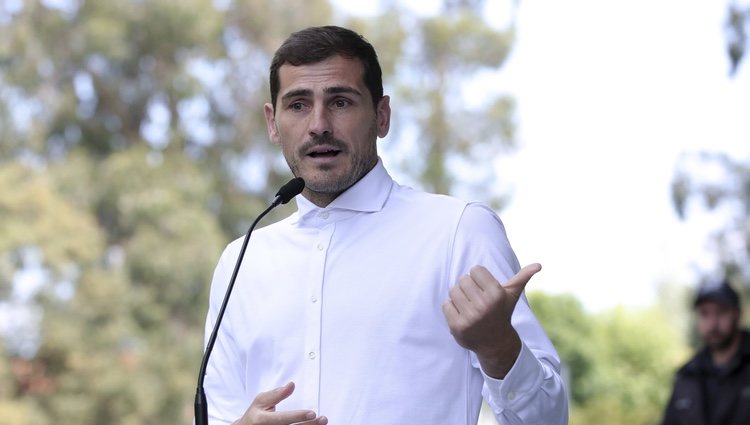 Iker Casillas tras recibir el alta hospitalaria