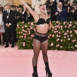 Lady Gaga en la alfombra roja de la Gala MET 2019 con su cuarto look