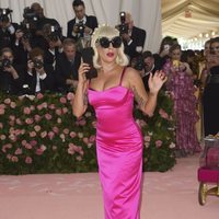 Lady Gaga en la alfombra roja de la Gala MET 2019 con un vestido fucsia