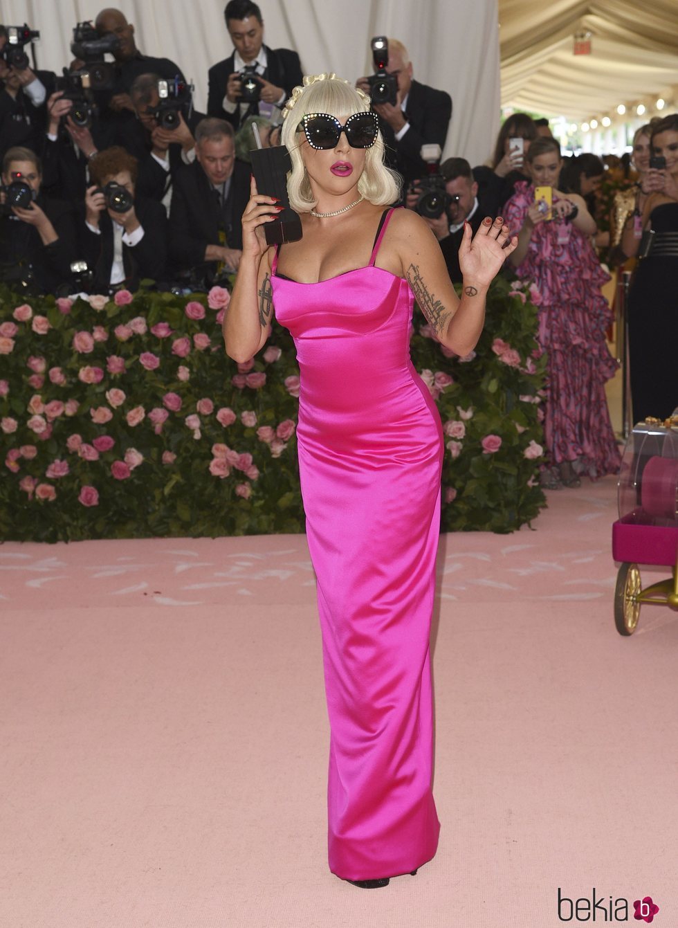 Lady Gaga en la alfombra roja de la Gala MET 2019 con un vestido fucsia