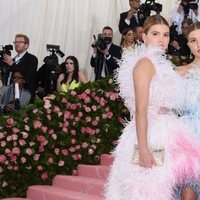 Cristina y Victoria, las hijas de Julio Iglesias, posan en la Gala MET 2019