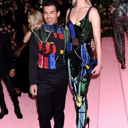 Joe Jonas y Sophie Turner posan divertidos en la alfombra roja de la Gala MET 2019