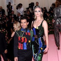 Joe Jonas y Sophie Turner posan divertidos en la alfombra roja de la Gala MET 2019