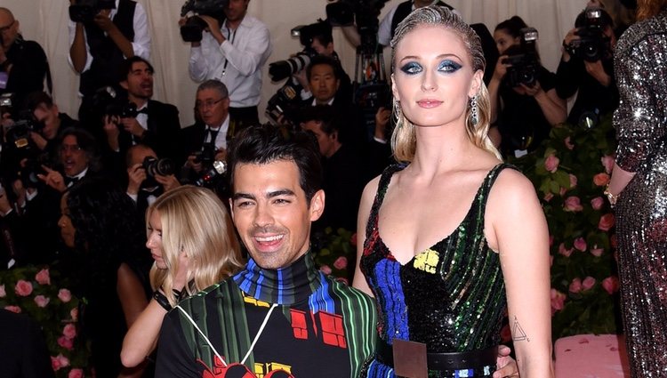 Joe Jonas y Sophie Turner posan divertidos en la alfombra roja de la Gala MET 2019