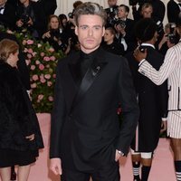 Richard Madden en la alfombra roja de la Gala MET 2019