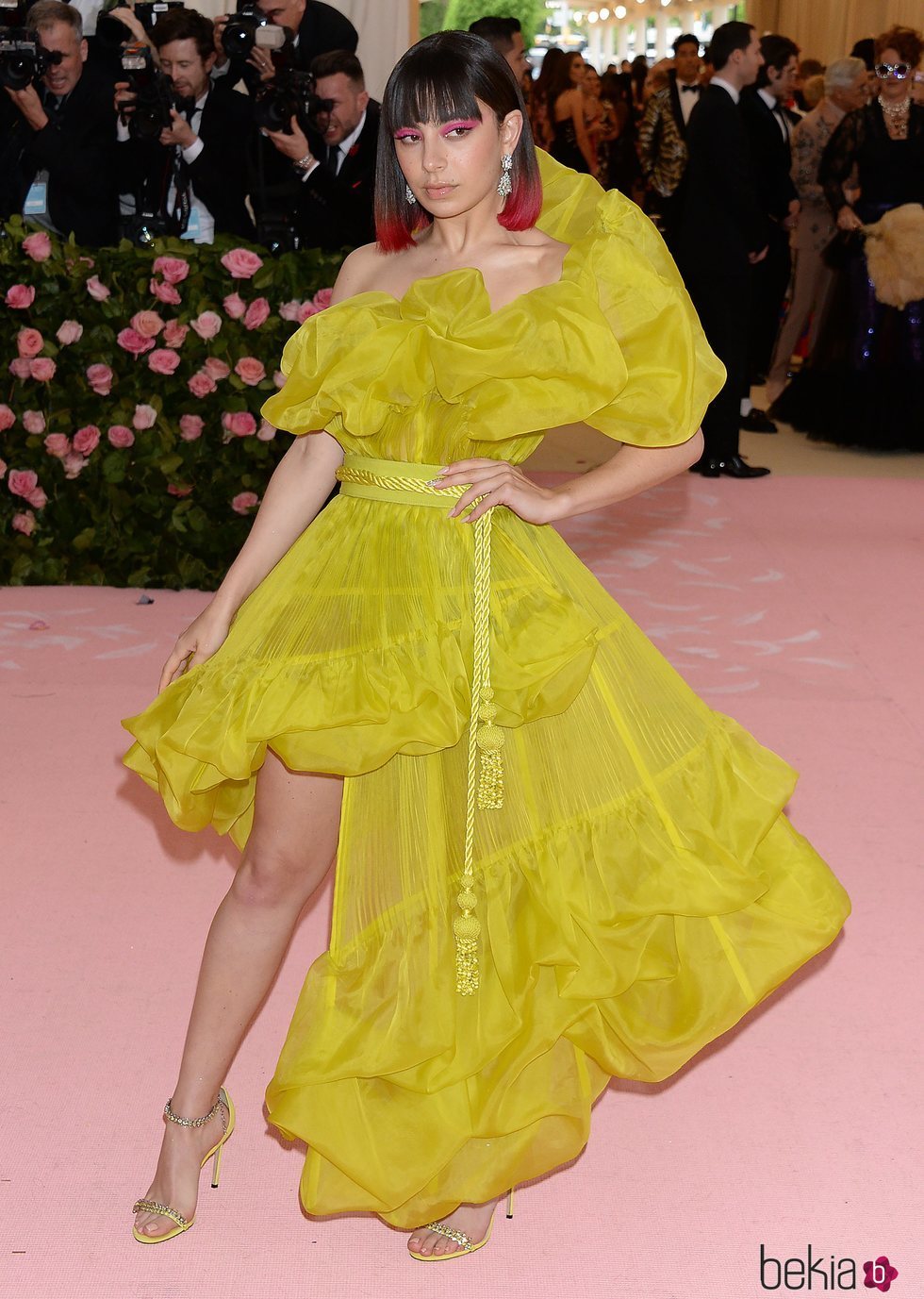 Charli XCX en la alfombra roja de la Gala MET 2019