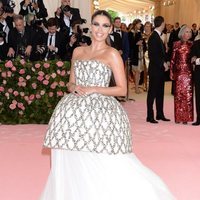 Sara Sampaio en la alfombra roja de la Gala MET 2019