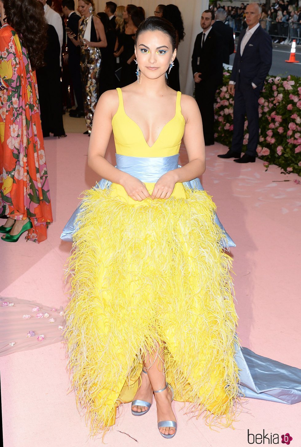 Camila Mendes en la alfombra roja de la Gala MET 2019