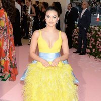 Camila Mendes en la alfombra roja de la Gala MET 2019