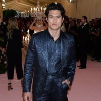 Charles Melton en la alfombra roja de la Gala MET 2019