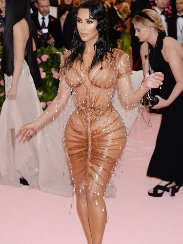 Kim Kardashian en la alfombra roja de la Gala MET 2019