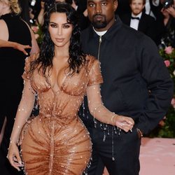 Kim Kardashian y Kanye West en la alfombra roja de la Gala MET 2019