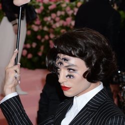 Ezra Miller en la alfombra roja de la Gala MET 2019