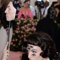 Ezra Miller en la alfombra roja de la Gala MET 2019