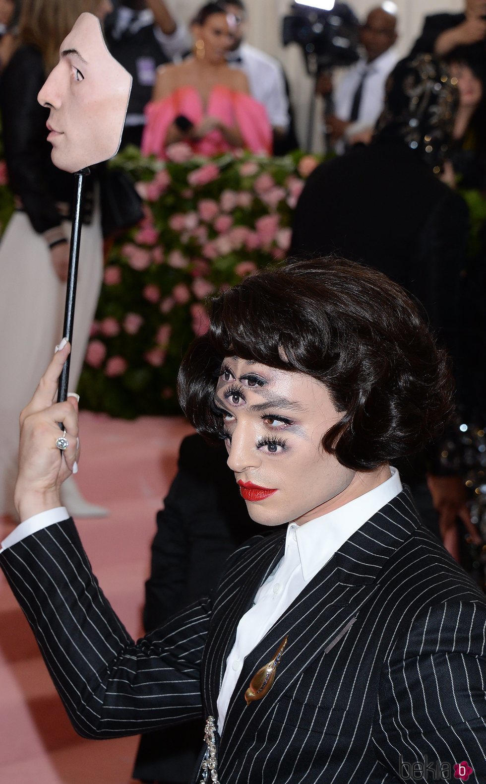 Ezra Miller en la alfombra roja de la Gala MET 2019