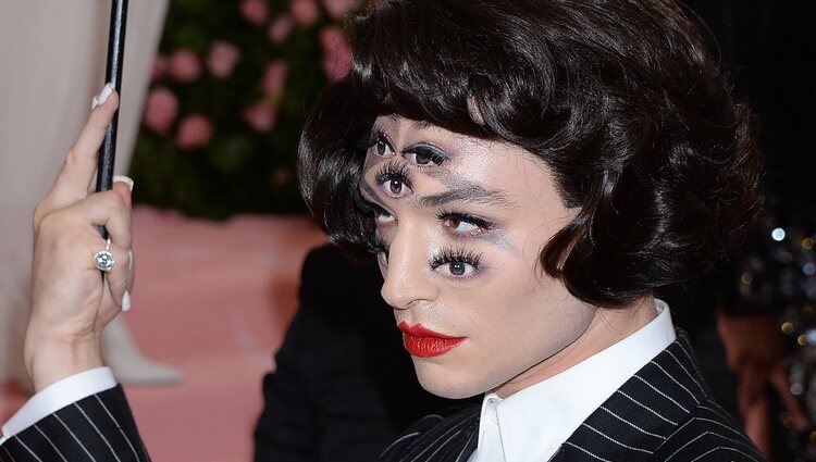 Ezra Miller en la alfombra roja de la Gala MET 2019