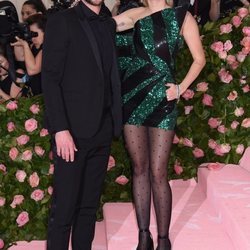 Liam Hemsworth y Miley Cyrus en la alfombra roja de la Gala MET 2019