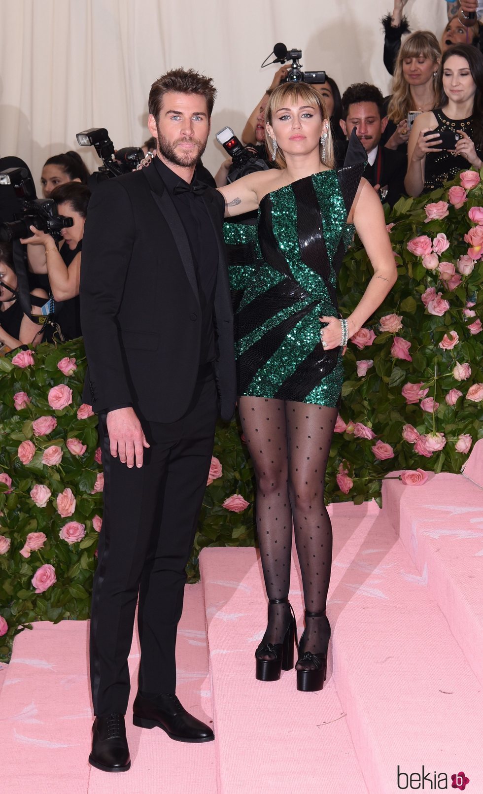 Liam Hemsworth y Miley Cyrus en la alfombra roja de la Gala MET 2019