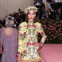 Alexa Chung en la alfombra roja de la Gala MET 2019