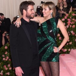 Liam Hemsworth y Miley Cyrus mirándose en la alfombra roja de la Gala MET 2019