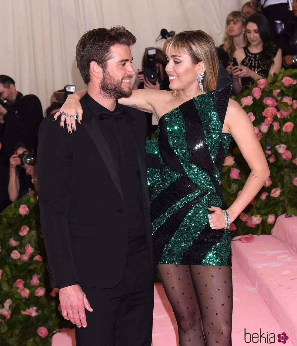 Liam Hemsworth y Miley Cyrus mirándose en la alfombra roja de la Gala MET 2019