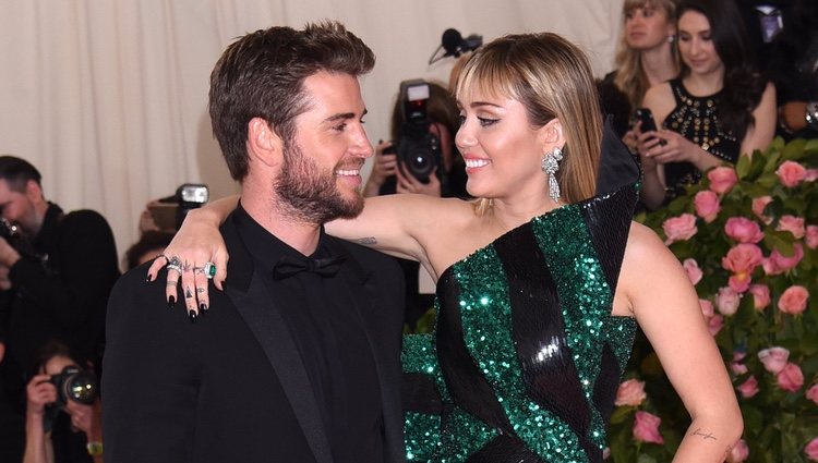 Liam Hemsworth y Miley Cyrus mirándose en la alfombra roja de la Gala MET 2019