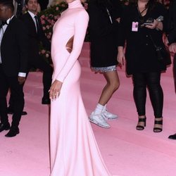 Hailey Baldwin en la alfombra roja de la Gala MET 2019