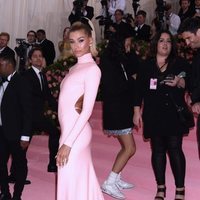 Hailey Baldwin en la alfombra roja de la Gala MET 2019