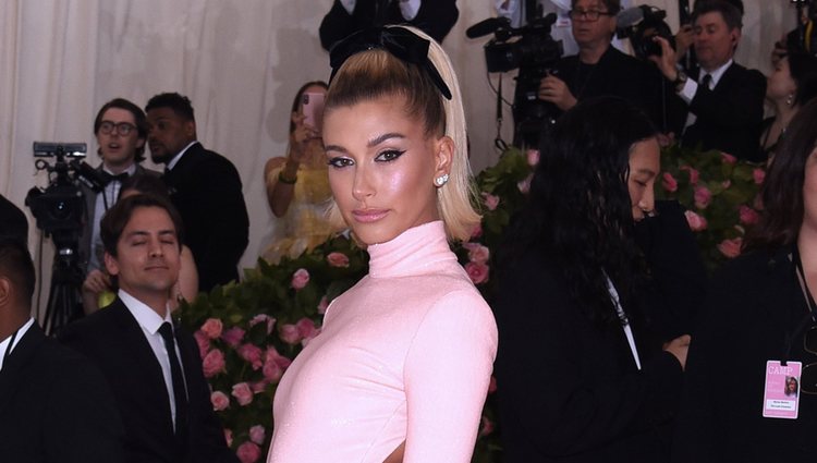 Hailey Baldwin en la alfombra roja de la Gala MET 2019