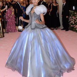 Zendaya vestida de Cenicienta en la alfombra roja de la Gala MET 2019