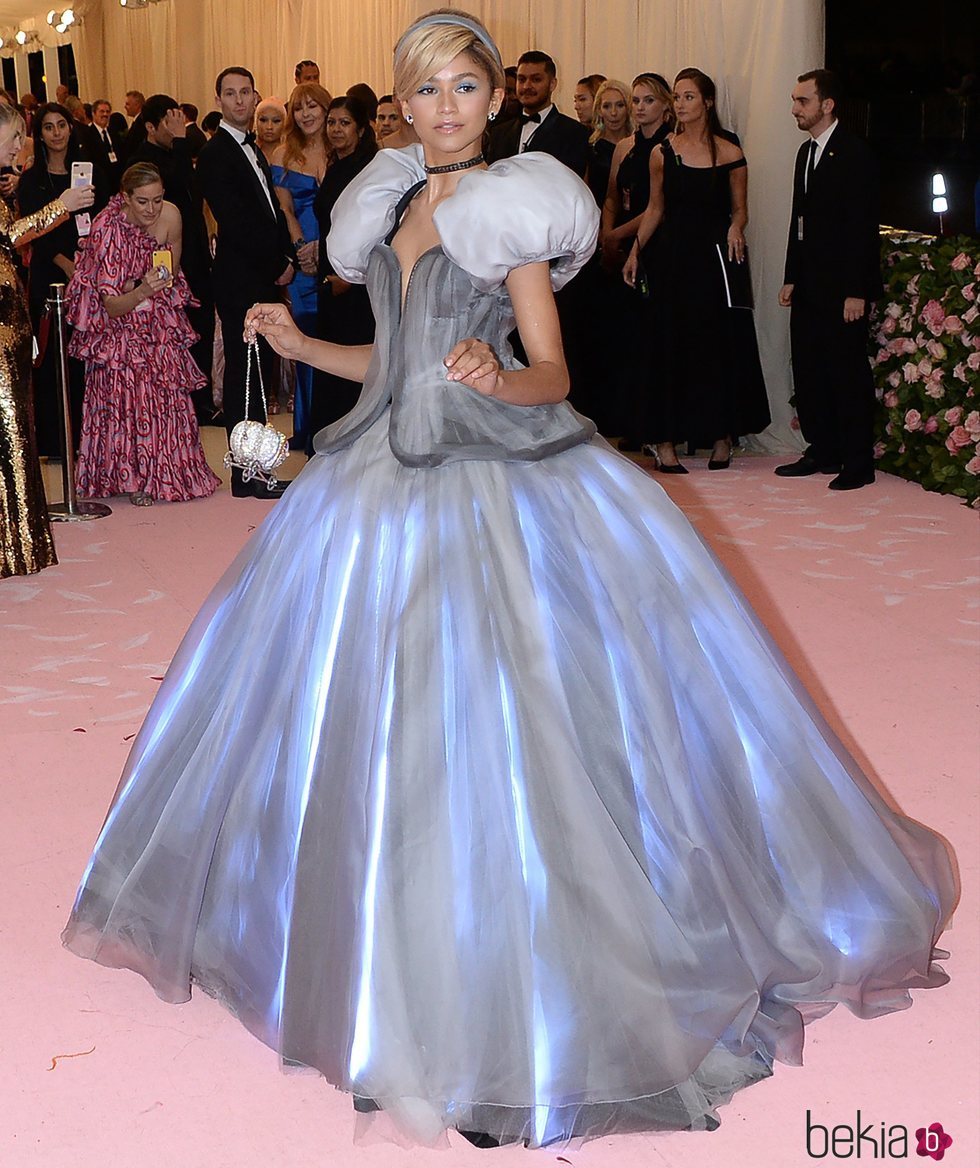 Zendaya vestida de Cenicienta en la alfombra roja de la Gala MET 2019