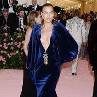 Irina Shayk en la alfombra roja de la Gala MET 2019