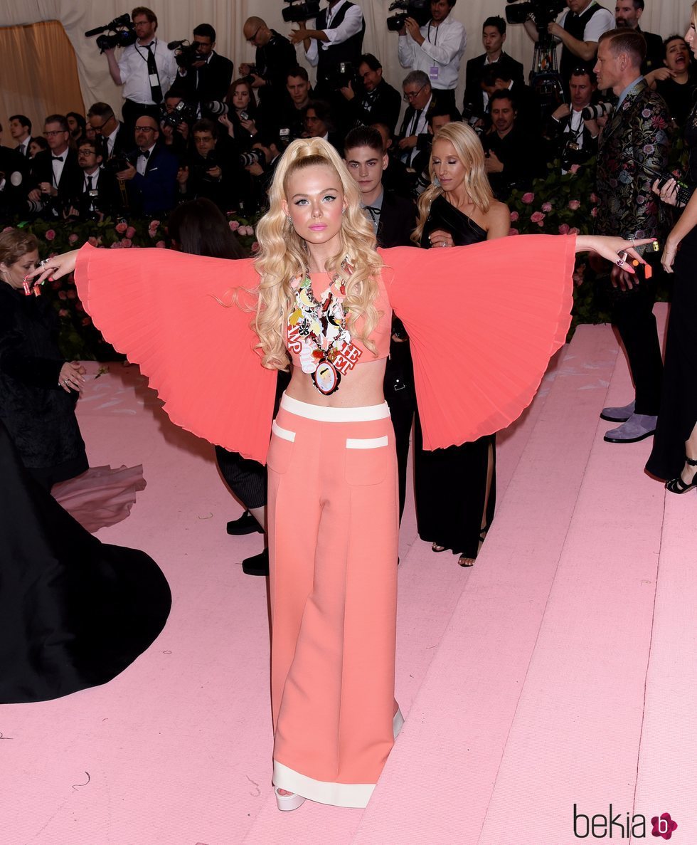 Elle Fanning en la alfombra roja de la Gala MET 2019